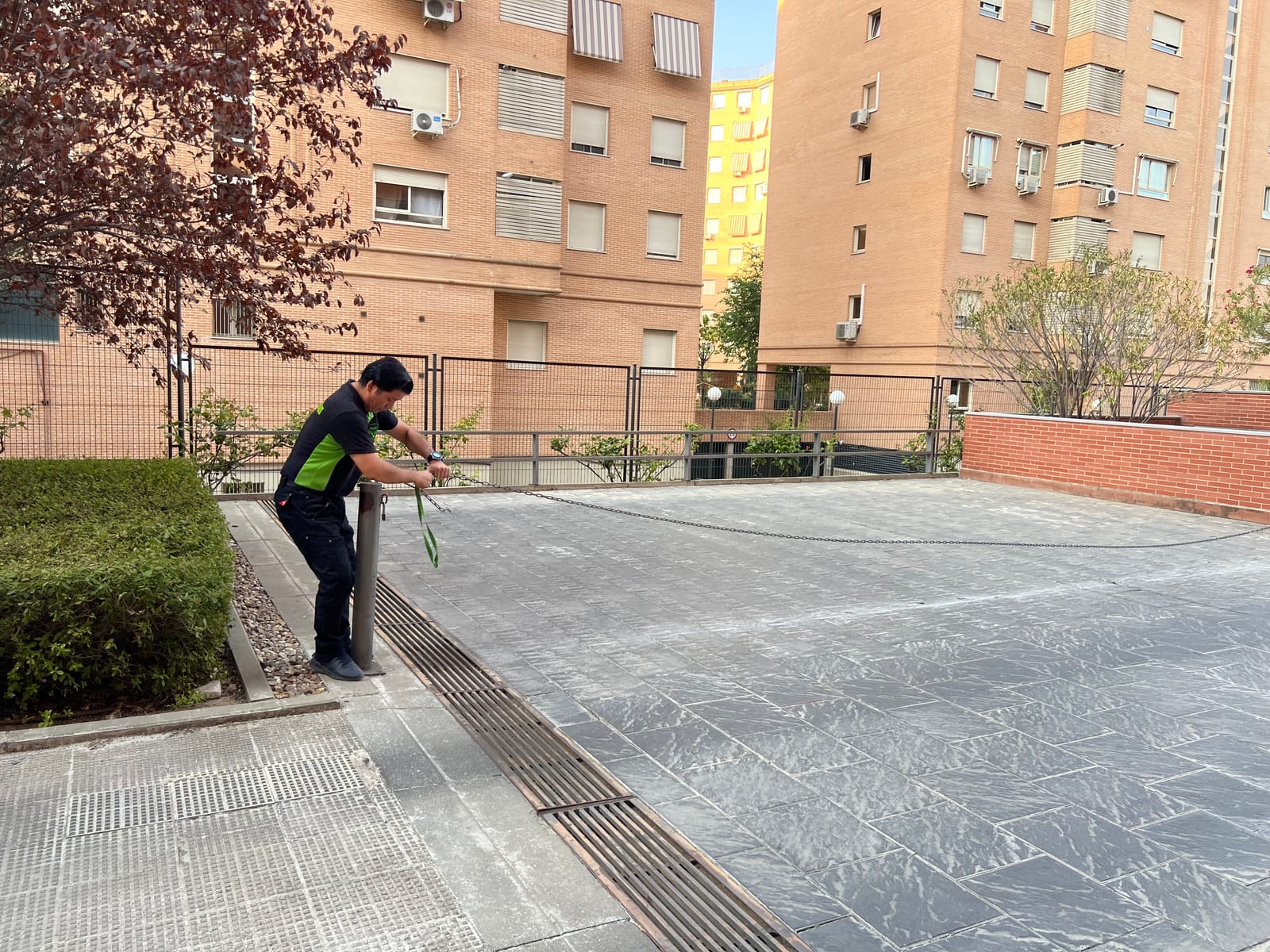 Conserje de Bull Skull ajustando la cadena de acceso a una zona común